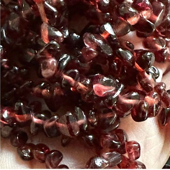 Long garnet chip bead necklace - Picture 6 of 7